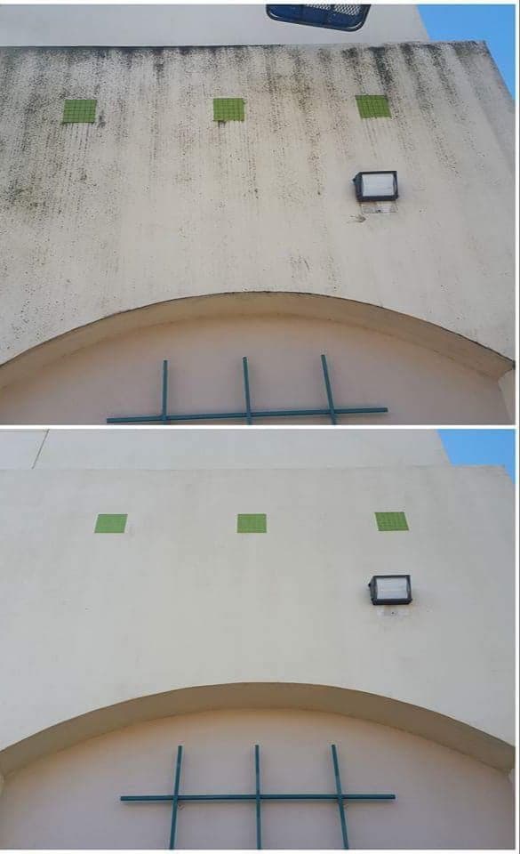 Before and after photos of stucco siding having been soft wash cleaned in Sacramento